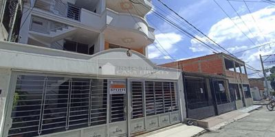 inmobiliaria casa liberty presenta amplio y acogedor apartamento con excelente ubicación y un área de 90m2, cuenta con sala comedor, cocina semi integral, zona de ropas, tres habitaciones, dos baños, balcón con vista exterior, pisos en porcelanato y garaje independiente. el sector es residencial, cerca a sector comercial, parques, supermercados, restaurantes, farmacias, hoteles, bancos, colegios, estación de gasolina, transporte publico cercano y vías pavimentadas. COD 102779