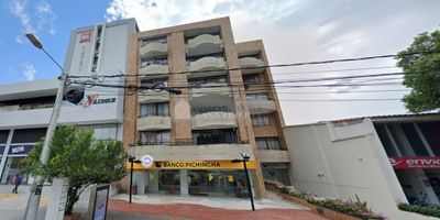 Casa Liberty presenta amplio, iluminado y acogedor apartamento con muy buena ubicación, con un área de 169m2, consta de sala, comedor, cocina integral, zona de ropas, tres habitaciones, tres baños, balcón, pisos granito y buenos acabados, el apartamento cuenta con dos parqueaderos cubiertos, el edificio ofrece portería, escaleras y ascensor, salón social y jardín, el sector es de alta valorización, con amplios accesos y vías pavimentadas, cercano a supermercados, clínicas, iglesias, zonas de comercio, transporte publico, hoteles y vías principales. COD102768