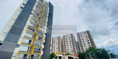 Casa Liberty presenta amplio, moderno e iluminado apartamento con muy buena ubicación, con un área de 160m2, consta de sala, comedor, cocina integral, zona de ropas, tres habitaciones, tres baños, sala de star, balcón con magnifica vista, pisos en porcelanato y buenos acabados, el edificio ofrece portería, piscina, salón de eventos, zona bbq, bahía de parqueadero, vigilancia las 24hrs, el sector es de alto desarrollo, fresco y tranquilo, cercano a supermercados, estación de servicio, zonas de comercio, transporte publico y vías principales. COD102745