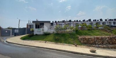 Casa Liberty presenta amplia e iluminada casa dentro de conjunto cerrado, consta de un área de 62m2, sala-comedor, cocina integral, zona de ropas, tres habitaciones, tres baños, pisos en porcelanato garaje independiente y excelentes acabados, el conjunto ofrece portería, piscina para adultos y niños, salón social, vigilancia privada, accesos pavimentados, el sector es residencial cerca a sector comercial, supermercados, restaurantes, farmacias, colegios, parques, estación de gasolina, transporte publico y vías principales. COD 102747