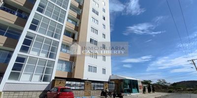 Casa Liberty presenta p0resenta iluminado y moderno apartamento en zona apetecida del sector, con un área de 80m2, consta de sala-comedor, cocina integral, zona de ropas, dos habitaciones, dos baños, balcón con excelente vista, pisos en porcelanato y muy buenos acabados, el edificio ofrece portería y recepción, piscina, cancha de golf, salón de eventos y vigilancia privada, el sector es de alto desarrollo y valorización, fresco y tranquilo, cercano a parques, supermercados, restaurantes, bomba de gasolina, transporte publico y vías principales. COD102733