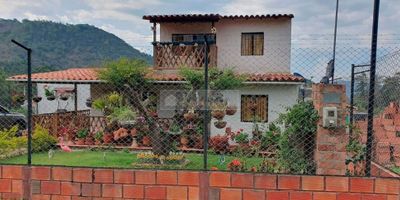 inmobiliaria Casa Liberty da a conocer exclusivo lote ubicado en Chinácota con un área de 735 m2, cuenta con cinco habitaciones, tres baños, cocina integral, piscina y estacionamiento para cinco vehículos. el sector es tranquilo, fresco, confortable, de alto desarrollo y valorización, cercano a vías principales y sector comercial. CODIGO 102731