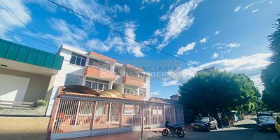 Casa Liberty presenta espacioso y acogedor apartamento con muy buena ubicación, con un área de 106m2, consta de sala-comedor, cocina tradicional, zona de ropas, tres habitaciones con closet, dos baños, balcón, pisos en retal de mármol y buenos acabados, el edificio ofrece un parqueadero encerrado, el sector es de alta valorización, arborizado y tranquilo, cercano a restaurantes, zonas de comercio, transporte publico, clínicas y vías principales. COD102720