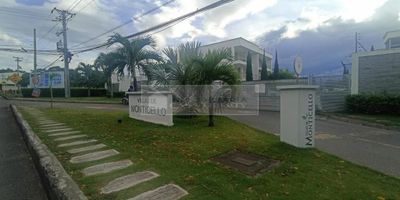 inmobiliaria casa liberty presenta hermosa casa en excelente conjunto de la ciudad con un área de 120m2, cuenta con sala comedor, tres habitaciones, cuatro baños, habitación de servicio, cocina integral, estudio, zona de ropas, pisos en porcelanato y garaje independiente . el conjunto ofrece portería y vigilancia, zona social con piscina asador, zona infantil y parqueadero para visitantes. el sector es residencial, cerca a sector comercial, parques, restaurantes, colegios, farmacias, iglesias, 102710