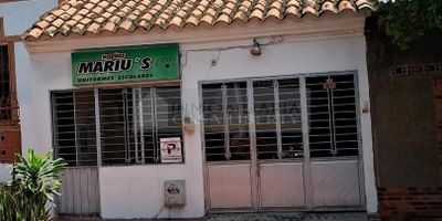 Casa Liberty presenta amplia y acogedora casa con muy buena ubicación, con un área lote de 189m2 y un área construida de 149m2, consta de sala, comedor, cocina integral, zona de ropas, cuatro habitaciones mas la habitación de servicio, tres baños, un parqueadero cubierto, pisos en cerámica y doble entrada, el sector es residencial, con accesos pavimentados, cercano al sector comercial, parques, supermercados, restaurantes, zonas de comercio, transporte publico y vías principales. COD102675