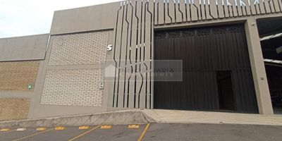 Inmobiliaria casa liberty presenta excelente bodega con magnífica ubicación y un área de 412 m2, cuenta con su amplio depósito, pisos de alta resistencia, altura de 6 m, bahía exterior de parqueadero, vigilancia 24/7 y dos baños , el sector es mixto cerca a supermercados, restaurantes, farmacias, colegios, clínicas, estación de gasolina, transporte publico cercano y acceso pavimentado. CODIGO 102654