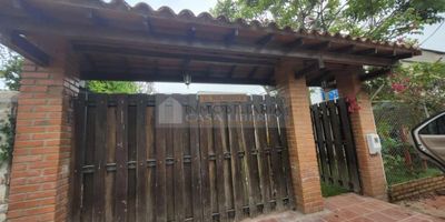 Casa Liberty presenta amplia cabaña campestre en el municipio de chinacota, con un área de 950m2, consta de amplios espacios, sala, comedor, cocina, zona de ropas, cinco habitaciones, cinco baños, parqueadero para cinco vehículos, pisos en porcelanato, cocina auxiliar y buenos acabados, el sector es fresco y tranquilo, cercano a parques, supermercados, zonas de comercio, transporte publico y vías principales. COD102651