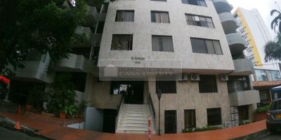 inmobiliaria casa liberty presenta excelente apartamento con magnífica ubicación y un área de 127m2, cuenta con sala-comedor, cocina integral, zona de ropas, tres habitaciones, tres baños, habitación de servicio y pisos en porcelanato. el edificio ofrece portería y vigilancia, el sector es residencial, cerca a sector comercial, parques, supermercados, restaurantes, farmacias, iglesias, colegios, clínicas, bancos, hoteles, estación de gasolina, transporte publico cercano y cómodas vías de acceso. CODIGO 102631