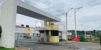 Casa Liberty presenta casa para estrenar en conjunto cerrado, con un área lote de 56m2 y un área construida de 54m2, consta de sala, comedor, cocina, baño social, terraza, zona de ropas, tres habitaciones, dos baños auxiliares, estacionamiento para un vehículo, la casa se encuentra en obra gris para remodelar a su gusto, el conjunto ofrece portería y vigilancia las 24hrs, amplios accesos y vías pavimentadas, amplias zonas verdes, canchas deportivas, piscina para adultos y niños, salón de eventos y parqueadero de visitantes, el sector es residencial, fresco y tranquilo, cercano a supermercados, zonas de comercio, transporte publico y vías principales. COD102627