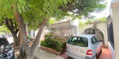 Casa Liberty presenta acogedora y amplia casa con muy buena ubicación, con un área de 425m2, consta de sala-comedor, cocina, cuatro habitaciones, cuatro baños, garaje para tres vehículos, pisos en cerámica y buenos acabados, el sector es mixto, con amplios accesos y vías pavimentadas, cercano a parques, supermercados, restaurantes, clínicas, zonas de comercio, transporte publico y vías principales. COD102625