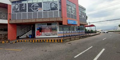 inmobiliaria casa liberty presenta excelente local con magnífica ubicación y un área de 64m2, cuenta con dos baños, pisos en cerámica y bahía exterior de parqueo, el sector es mixto (comercial y residencial), cerca a supermercados, restaurantes, farmacias, estación de gasolina, colegios, iglesias, clínicas, transporte publico cercano y vías pavimentadas. CODIGO 102637