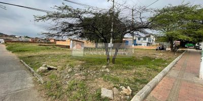 Casa Liberty presenta magnifico lote sobre la avenida libertadores para desarrollo  de proyecto de bodegas, con un área plana de 3.578, el sector es residencial e industrial, con amplios accesos y vías pavimentadas, cercano a zonas de comercio, aeropuerto, transporte publico y vías principales. COD102619