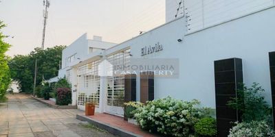 Casa Liberty presenta imponente, moderna e iluminada casa dentro de exclusivo conjunto con un estilo diferente, con un área lote de 301m2 y un área construida de 406m2, consta de sala, comedor, cocina integral, zona de ropas, zona de lavado, piscina con terraza, cinco habitaciones, seis baños, terraza en el tercer nivel, parqueadero para tres vehículos, pisos en porcelanato y muy buenos acabados, el conjunto cuenta con amplio acceso pavimentado, el sector es residencial, fresco y seguro, cercano a colegios, supermercados, restaurantes, zonas de comercio, estación de servicio, transporte publico y vías principales. COD102618