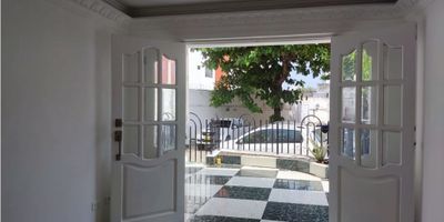 CARACTERISTICAS DEL INMUEBLE

SALA, COMEDOR, SALACOMEDOR, ESTUDIO, BIBLIOTECA

BALCON, TERRAZA, DEPOSITO, PATIO, ZONA DE LABORES, MEZZANINE, COCINA

5 ALCOBAS Y CLOSET,  5 BAÑOS, CUARTO SERVICIO, BAÑO SERVICIO

SERVICIOS PUBLICOS: ENERGIA, AGUA, GAS,

VIGILANCIA, PORTERIA, ZONA SOCIAL, ZONA INFANTIL, ZONA VERDE, ZONA DE BBQ

LUGARES CERCA: DROGUERIA BOMBA DE GASOLINA,CANCHAS DEPOTIVAS, HOSPITAL, COLEGIOS/UNIV, CENTRO COEMRCIAL, SUPERMERCADO TRANSP PUBLICO, AREA URBANA
