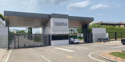 Casa Liberty presenta imponente lote dentro de exclusivo conjunto de la ciudad para construir vivienda dentro de el, con un área lote de 430m2, el conjunto cuenta con estricta vigilancia, amplios accesos internos y externo pavimentados, amplias zonas verdes y hermosos jardines, zona infantil, piscina, zona bbq, salón de eventos, el sector es mixto, fresco y seguro, cercano a supermercados, droguerías, concesionarios, zonas de comercio, centros comerciales, colegios, transporte publico y vías principales. COD102576