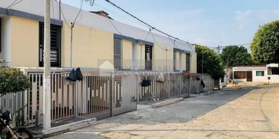 Casa Liberty presenta amplia e iluminada casa con buena distribución de espacios, con un área lote de 60m2 y un área construida de 74m2, consta de sala-comedor, cocina semi-integral, zona de ropas, terraza, tres habitaciones, tres baños, garaje para un vehículo, pisos en cerámica y buenos acabados, el sector es residencial, con amplios accesos, fresco y tranquilo, cercano a parques, supermercados, iglesias, zonas de comercio, transporte publico y vías principales. COD102574