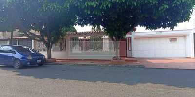 inmobiliaria casa liberty presenta magnífica casa con excelente ubicación y un área de 523m2, cuenta con sala comedor, cuatro habitaciones más una para servicio, cinco baños, cocina integral, zona de ropas, estudio, pisos en granito y garaje independiente. el sector es residencial, cerca a sector comercial, restaurantes, hoteles, bancos, farmacias, iglesias, colegios, parques, clínicas, estación de gasolina, transporte publico cercano y cómodas vías de acceso. CODIGO