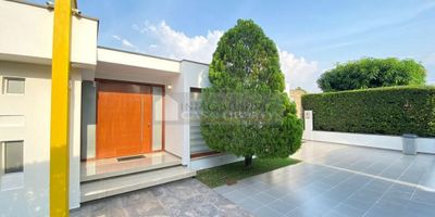 Casa Liberty presenta espaciosa y moderna casa dentro de apetecido conjunto y en ambiente fresco y tranquilo, con un área lote de 1.000m2 y un área construida de 450m2, consta de sala, comedor, cocina integral, zona de ropas, tres habitaciones con closet mas habitación de servicio, seis baños, terraza, piscina, estacionamiento para cinco vehículos, pisos en porcelanato y muy buenos acabados, el conjunto ofrece portería y estricta vigilancia, amplios accesos y vías pavimentadas, zonas verdes y hermosos jardines, el sector es de alto desarrollo y valorización, seguro, cercano a supermercados, restaurantes, zonas de comercio, gimnasios, transporte publico y vías principales. COD102553