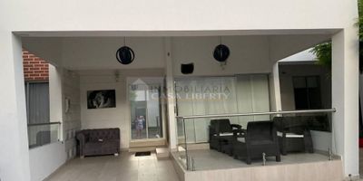 Casa Liberty presenta moderna e iluminada casa dentro de conjunto cerrado, con un área lote de 90m2 y un área construida de 120m2, consta de sala-comedor, cocina integral, zona de ropas, tres habitaciones, dos baños, garaje cubierto, pisos en cerámica y buenos acabados, el conjunto ofrece todo para la recreación, piscina, canchas multiples, salón de eventos, zona infantil, zonas verdes, amplios accesos y vías pavimentadas, el sector es residencial, fresco y tranquilo, cercano a parques, supermercados, zonas de comercio, transporte publico y vías principales. COD102543