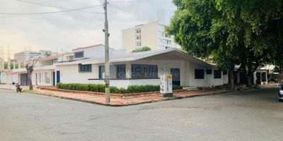 Casa Liberty presenta imponente casa comercial con estratégica ubicación, con amplios espacios distribuidos en sala, comedor, siete habitaciones, deposito, cuatro baños, terraza interna, garaje para dos vehículos cubiertos y buenos acabados, el sector mixto, con amplios accesos y vías pavimentadas, cercano a parques, supermercados, concesionarios, clínicas, restaurantes, bancos, cafeterías, zonas de comercio, edificios corporativos, transporte publico y vías principales. COD102540