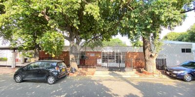 inmobiliaria casa liberty presenta esta amplia y fresca casa ubicada en un sector apetecido de la ciudad con un área de 450m2, cuenta con sala-comedor, cocina integral, cuatro habitaciones, habitación de servicio, tres baños, estudio, depósito, pisos en cerámica y garaje independiente. el sector es residencial, cerca a sector comercial, parques, supermercados, restaurantes, farmacias, bancos, hoteles, clínicas, iglesias, colegios/universidades, estación de gasolina, transporte publico cercano y cómodas vías de acceso. COD 102536