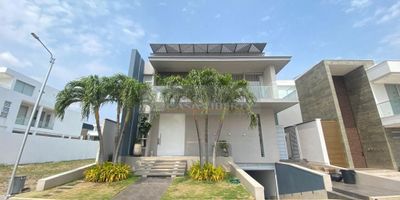 Casa Liberty presenta imponente y moderna casa dentro de exclusivo conjunto de la ciudad, con un área lote de 435m2 y un área construida de 750m2, consta de sala, comedor, cocina integral, zona de ropas, cuatro habitaciones, estudio, siete baños, terraza, zona bar, piscina, jardines, parqueadero cubierto para nueve vehículos, pisos en mármol y buenos acabados, el conjunto ofrece portería, estricta vigilancia, amplios accesos pavimentados, el sector es de alta valorización, fresco y tranquilo, cercano a centros  comerciales, supermercados, restaurantes, zonas de comercio, transporte publico y vías principales. COD102535