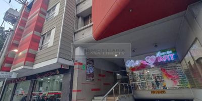 inmobiliaria casa liberty presenta excelente local-oficina ubicado en zona céntrica de la ciudad , cuenta con divisiones, un baño, pisos en cerámica y parqueadero, el sector es comercial, cerca a parques, supermercados, restaurantes, colegios, farmacias, clínicas, hoteles, bancos, iglesias, transporte publico cercano y vías pavimentadas. COD 102520