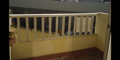 Este hermoso apartamento para alquiler se encuentra ubicado en una de las zonas más atractivas de la ciudad de Cartagena de Indias, en el departamento de Bolívar. Con un área de terreno de 900 M2, el inmueble cuenta con una construcción de 90 M2 y una amplia área privada de 85 M2, distribuida en 3 cómodas alcobas y 2 baños completos. Además, cuenta con un garaje para su comodidad y seguridad.

Una de las ventajas de este apartamento es que está completamente preparado para recibir a tu querida mascota. Además, cuenta con todos los servicios básicos como agua, electricidad y su propia cocina integral completamente equipada. También cuenta con armarios empotrados y clósets para almacenar todas tus pertenencias. En las habitaciones principales encontrarás un baño privado y una hermosa vista panorámica desde el balcón.

La ubicación de este apartamento es inmejorable, ya que se encuentra sobre una vía principal pavimentada y está rodeado de zonas verdes, lo que le otorga una vista espectacular y una sensación de tranquilidad inigualable. Además, podrás disfrutar de las áreas sociales de la urbanización cerrada, que incluyen una cancha de fútbol y una de tenis. También tendrás acceso a restaurantes, tiendas de barrio, centros comerciales y supermercados cercanos, así como a colegios y universidades de renombre.

En cuanto a la seguridad, podrás descansar tranquilo sabiendo que el edificio cuenta con vigilancia 24 horas y una recepción amable y atenta. La cercanía al transporte público y a parques también es un plus para aquellos que buscan una ubicación cómoda y accesible. Si eres amante de la vida al aire libre, te encantará saber que el inmueble está cerca de jardines y colegios, ideales para disfrutar de un picnic o hacer ejercicio al aire libre.

En resumen, este apartamento es ideal para aquellos que buscan un estilo de vida urbano, pero también valoran la tranquilidad y la seguridad de una zona residencial. Con una ubicación 