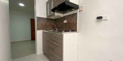 Apartamento interno segundo piso para arriendo ubicado en Itagui barrio San Pio. En el canon de arrendamiento esta incluido los servicios de energía, agua y gas. 