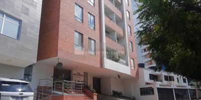 Casa Liberty presenta amplio, moderno e iluminado apartaestudio con estupenda ubicación, con un área de 51.4 m2, cuenta con sala-comedor, cocina integral, zona de ropas, una habitación con closet, un baño, pisos en porcelanato y excelentes acabados, un parqueadero cubierto. el edificio ofrece portería y recepción, parqueadero para visitantes, amplios pasillos, ascensor, escaleras, terraza, gimnasio y muy buena vista panorámica, el sector es residencial y comercial, con amplios accesos y vías pavimentadas, cercano a parques, supermercados, clínicas, restaurantes, panaderías, droguerías, transporte publico y vías principales : COD 102484