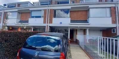 Amplia casa remodelada en venta en Cedro Bolívar, Bogotá. Esta espaciosa casa de 128.67 m² ofrece 3 habitaciones y 3 baños, ideal para familias. Dispone de 2 parqueaderos y cuenta con buena iluminación y ventilación natural. Ubicada en el barrio Cedro Bolívar, Cundinamarca, la propiedad se encuentra en una zona con vigilancia, brindando tranquilidad. Su excelente ubicación facilita el acceso a servicios y comercios, haciendo de esta una cómoda vivienda en Bogotá. Para más detalles o para agendar una visita, contáctenos vía WhatsApp, solicite que le contacten o vea nuestros teléfonos.