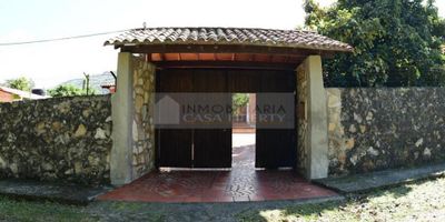 Casa Liberty presenta amplia y acogedora finca campestre en zona urbana de chinacota, en conjunto cerrado. con un área total de 2.160m2, área  construida de 337m2.  la cual consta de sala, comedor, cocina, zona de ropas, zona bbq , tres habitaciones amplias, cinco baños , parqueadero para 10 automóviles , pisos en gres y casa de huéspedes el sector es residencial y agropecuario, con amplios accesos, cercano a parques, transporte publico y vías principales.