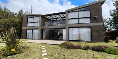 VENDO CASA CAMPESTRE EN SAN FELIX VIA SAN PEDRO 
 $1.600.000.000 
 CODIGO 2547 
 - CASA DE DOS PLANTAS DE 400 METROS CONSTRUIDOS 
 - 100 METROS EN AREA DE DECK Y PARQUEADERO 
 - LOTE DE 1200 METROS 
 - 5 HABITACIONES – CADA UNA CON BAÑO PRIVADO CABINADO Y  VESTIER, EXCELENTES ACABADOS
 - ALCOBA ADICIONAL CON BAÑO PRIVADO Y VESTIER 
 - 2 BAÑOS SOCIALES 
 - SALON COMEDOR AMPLIO 
 - SALA DE ESTAR EN LA SEGUNDA PLANTA 
 - COCINA INTEGRAL AMPLIA CON ACABADOS MODERNOS 
 - EN LA SEGUNDA PLANTA CUENTA CON UNA TERRAZA TECHADA CON PERGOLA EN ACERO 
 - ZONA DE ROPAS INDEPENDIENTE 
 - TURCO A GAS 
 - CALENTADOR A GAS 
 - PARQUEADERO PARA 5 CARROS CON PORTON ELECTRICO 
 - AMPLIAS ZONAS VERDES 
 - CUENTA CON PÉRGOLA EN EL JARDIN 
 - TODAS LAS HABITACIONES Y ZONAS SOCIALES CUENTAN CON EXCELENTE VISTA AL AREA VERDE 
 - EXCLUSIVA PARCELACION MONTE HOREB, CON PORTERIA 24H
 - LA CASA SE ENTREGA DESOCUPADA, ASEADA Y PINTADA 
