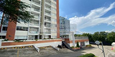 Inmobiliaria casa Liberty presenta excelente apartamento en conjunto cerrado con magnifica ubicación y un área de 70m2, cuenta con sala-comedor , tres habitaciones, tres baños, cocina integral, zona de ropas, pisos en porcelanato y acabados de primera, el edificio ofrece portería y vigilancia 24h, ascensor, escaleras, zona social con piscina, zona infantil y doble parqueadero. el sector es residencial, cerca a sector comercial, parques, supermercados, restaurantes, bancos, farmacias, bombas de gasolina, transporte publico cercano y vías pavimentadas. COD 102441