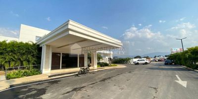 Casa Liberty presenta imponente, moderna y amplia casa esquinera dentro de conjunto cerrado en bocono, con un área lote de 225 m2 y un área construida de 164 m2, cuenta con sala, comedor, cocina tipo americano, estudio, zona de ropas, tres habitaciones, cinco baños, pisos en porcelanato y magníficos acabados, el conjunto ofrece portería y vigilancia las 24 hrs, parqueadero para visitantes, jardines ecológicos , zonas infantiles, y circuito cerrado de cámaras, el sector es residencial, de alto desarrollo y valorización, con amplios accesos y vías internas pavimentadas, cercano a supermercados, restaurantes, zonas de comercio, transporte publico y vías principales.