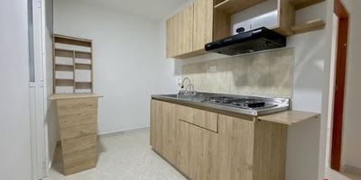 Apartamento interno segundo piso para arriendo ubicado en Itagui barrio San Pio. En el canon de arrendamiento esta incluido los servicios de energía, agua y gas. 