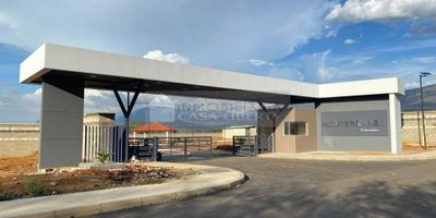 Casa Liberty presenta , lote de 500 m2 en exclusivo conjunto cerrado para construir vivienda, el conjunto ofrece portería, vigilancia las 24 hrs, amplias zonas verdes, hermosos jardines y arborización, zonas infantiles, con accesos y vías internas pavimentadas, el sector es de alta valorización, residencial y campestre, cercano a supermercados, concesionarios, gym, restaurantes, transporte publico y vías principales. COD 102427