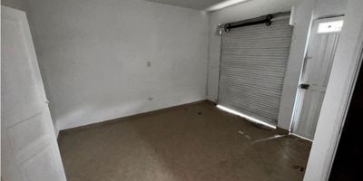 Casa-Local cerca al parque de Bello.

El inmueble cuenta con 75 mts2 aproximadamente, una alcoba, sala comedor, cocina sencilla, patio y baño. El local cuenta con puerta persiana y un baño.

Sector con buen flujo de personas, diagonal al restaurante Raíces, cercanías a colegios y parque de Bello.