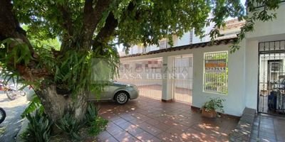 Casa Liberty presenta , Esta magnífica casa de 5 habitaciones y 4 baños, con 2 espaciosos parqueaderos y un encantador patio, Con una superficie de 179 m2, Ubicación estratégica en una zona de alto tráfico. Esta impresionante propiedad está lista para impulsar tu negocio hacia el éxito. cerca a colegios , vías principales , iglesias , colegios , supermercados . COD 102403