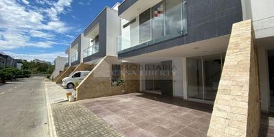 Casa Liberty presenta , esta magnifica casa de 205 m2. Con un diseño impecable, esta propiedad te ofrece un estilo de vida excepcional en un entorno exclusivo. Los pisos de cerámica y porcelanato añaden elegancia a cada rincón, mientras que sus 4 espaciosas habitaciones y 5 baños te brindan un espacio privado para toda la familia. Además, no tendrás que preocuparte por el estacionamiento, ya que cuenta con 3 parqueaderos. La cocina integral es un sueño hecho realidad para los amantes de la gastronomía, y los tanques de agua subterráneo y aéreo con una capacidad total de 10.000 litros te garantizan tranquilidad en todo momento. Este conjunto cerrado va más allá de lo convencional, ofreciéndote una piscina reluciente para los días soleados y un amplio salón comunal para tus eventos y reuniones. COD 102409