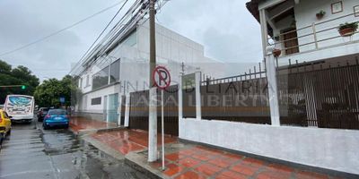 inmobiliaria casa Liberty presenta excelente casa de dos niveles ubicada en un sector apetecido de la ciudad, cuenta con un área de 168 m2, sala-comedor, cuatro habitaciones, cuatro baños, cocina integral, zona de ropas, balcón con vista exterior, garaje independiente y pisos en cerámica. el sector es residencial, cerca a supermercados, restaurantes, farmacias, colegios, iglesias, clínicas, estación de gasolina, transporte publico cercano y vías pavimentadas.COD 102384