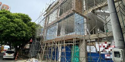 Casa Liberty presenta , edificio de tres pisos listo para estrenar en el corazón de nuestra ciudad. Con un total de 640 m2 de área construida, esta propiedad esta dirigida a grandes empresas, ya que cuenta con usos de suelos mixtos.
Este edificio ha sido diseñado pensando en cada detalle, desde su arquitectura moderna hasta sus interiores de buen diseño. Cuenta con dos  baños y pisos de porcelanato que añaden un toque de sofisticación a cada rincón.
Situado en la mejor zona de la ciudad, disfrutarás de la conveniencia de estar cerca de todo lo que necesitas, desde restaurantes de alta cocina hasta tiendas exclusivas. Además, la amplitud y la luminosidad de este edificio te permitirán crear espacios adecuados, ya sea para hacer crecer tu empresa o para invertir.
Este edificio es la clave para el éxito de tu negocio. COD 102391