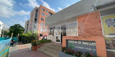 Casa Liberty presenta iluminado y acogedor apartamento de 57.78M2 dentro de un grandioso conjunto cerrado. cuenta con sala-comedor, cocina integral, zona de ropas, tres habitaciones, dos baños, pisos en cerámica y excelentes acabados, el conjunto ofrece, recepción y vigilancia 24hrs, parqueadero comunal, piscina para adultos y para niños, salón de eventos, zona bbq, amplias zonas verdes y recreativas, el sector es mixto, cercano a parques, supermercados, licoreras, discotecas, restaurantes, transporte publico y vías principales. COD 102376