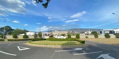 Casa Liberty presenta este exclusivo y amplio lote de 1035M2, con espectacular vista, cercano a la portería cuenta con servicios públicos, el conjunto ofrece portería y vigilancia 24Hrs, amplios accesos y vías internas pavimentadas, hermosos espectaculares jardines y arborización, una piscina para adultos y una para niños, gimnasio, amplio salón de eventos, zona residencial , campestre, y de continuo desarrollo con proyección comercial. COD 102379