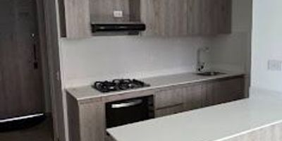 Apartamento en Arriendo en el Sector de Itagüí, unidad indigo. Este apartamento de aproximadamente 73metros cuadrados ofrece un diseño cómodo y funcional. Cuenta con  3  alcobas, 2 baños, sala comedor iluminada, cocina integral moderna, zona de ropas independiente, balcón con vista agradable, 3 clósets y Además, dispone de parqueadero privado y cuarto útil. Se encuentra ubicado en una unidad cerrada que ofrece portería 24 horas, piscina, zonas verdes, gimnasio, salón social, ascensor y shut de basuras. Su ubicación estratégica permite fácil acceso a rutas de buses integradas al metro, vías principales, cerca a supermercados, centros comerciales y otros servicios esenciales.