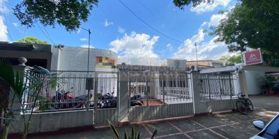 Casa Liberty presenta , Casa excepcional de 300 m2 te espera. Con 4 habitaciones y 4 baños y un patio interior con excelente espacio , tu comodidad es primordial. Estaciona sin preocupaciones gracias a los 3 parqueaderos disponibles. Además, esta propiedad incluye un local comercial integrado, brindándote la oportunidad de emprender sin salir de casa. Un equilibrio perfecto entre estilo y practicidad, esta casa ofrece un espacio generoso para vivir y trabajar. Sumérgete en un estilo de vida único que une la elegancia residencial con las ventajas comerciales en un entorno inigualable. cerca a vías principales , colegios , bancos , parques , universidades COD : 102355