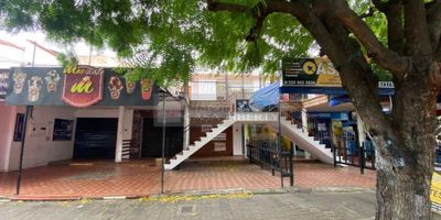 Casa Liberty presenta local con magnifica ubicación, con un área de 28 m2 , cuenta con un baño , fachada metálica "Santamaria" , pisos en cerámica y cemento, el sector es mixto (comercial y residencial), con amplios accesos y vías pavimentadas, cercano a parques, supermercados, restaurantes, transporte publico y vías principales. 
COD 102346