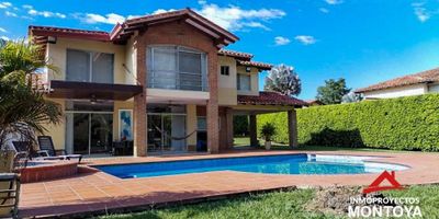 Sala-comedor
Cocina integral
4 habitaciones con clóset (2 con baño)
Baño social
Estudio
Habitación de servicio
Zona de ropas

+Piscina
+Porche
+Casa de muñecas
+Amplias zonas verdes

-Parqueadero para 3 carros
-Calentador de agua a gas
-El condominio cuenta con portería y CCTV
-A tan solo 20 minutos de Pereira (acceso totalmente pavimentado)
-Incluye mobiliario exhibido
-Contrato mínimo a 1 año

?Valor canon: $7.000.000 incluye administración
