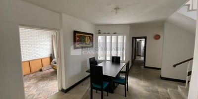 Casa Liberty presenta casa con excelente ubicación, cuenta con un área de 318 metros cuadrados, en el primer piso cuenta con dos parqueaderos internos ,sala ,comedor, cuenta con cinco habitaciones, cuatro baños, uso mixto, el sector es comercial, bastante transitable, cerca a centros comerciales,parques, estadio, restaurantes, parqueaderos, supermercados, colegios, universidades, transporte publico y vías principales,