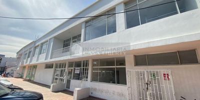 Casa Liberty presenta edificación medianera con excelente ubicación, con un área de 380 metros cuadrados, la cual cuenta con 2 niveles, dos recepción, sala de espera, doce habitaciones, siete baños, bahía de parqueadero para ocho vehículos, pisos en cerámica, edificio apropiado para eps, clínica, gimnasio o cualquier actividad comercial, el sector es comercial y altamente transitado, el edificio esta ubicado cerca la diagonal santander, cercano a zonas comerciales, colegios, universidades, centros comerciales, terminal de transportes, iglesias, estación de servicio, transporte publico y vías principales.